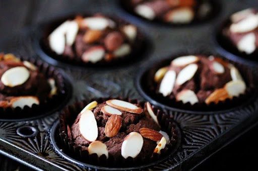 cach-lam-muffin-chocolate-hanh-nhan-banh-muffin-socola-bep-banh-4.jpg