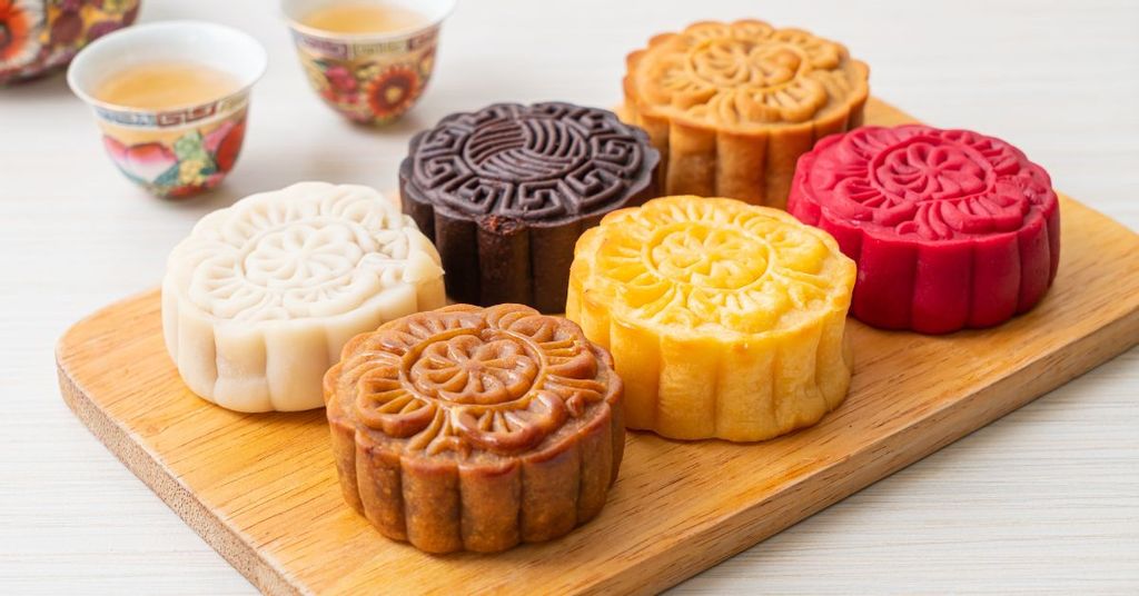 Homemade-Chinese-Mooncake-in-a-Wooden-Plate.jpg